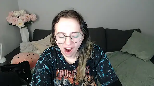 Mini Diva online show from October 26, 2025, 9:10 am