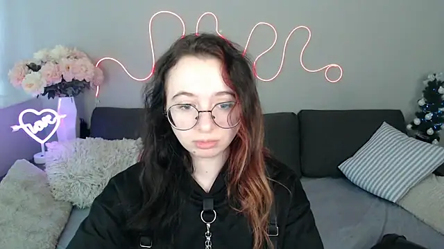 Snapshot of Mini_Diva chatting on January 7, 2026, 9:14 am Mini Diva online show from January 7, 2026, 9:14 am