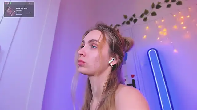 Snapshot of Kamila_icee chatting on February 26, 2025, 11:30 pm Kamila icee online show from February 26, 2025, 11:30 pm