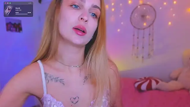 Snapshot of Kamila_icee chatting on February 13, 2025, 7:42 pm Kamila icee online show from February 13, 2025, 7:42 pm