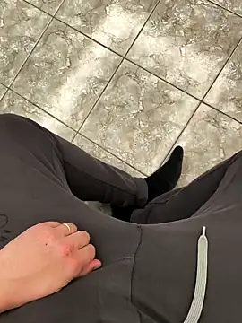 onbifeet online show from April 18, 2026, 8:09 pm