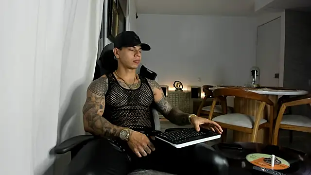 Snapshot of Aron_Dark chatting on March 22, 2025, 11:42 pm Aron Dark online show from March 22, 2025, 11:42 pm