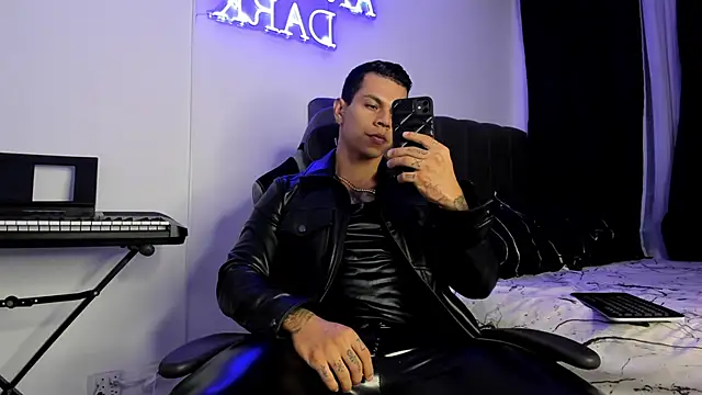 Snapshot of Aron_Dark chatting on February 13, 2025, 11:04 pm Aron Dark online show from February 13, 2025, 11:04 pm