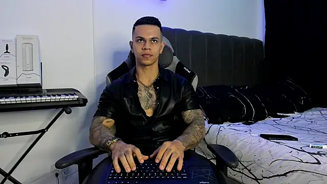 Snapshot of Aron_Dark chatting on January 10, 2025, 3:29 am Aron Dark online show from January 10, 2025, 3:29 am