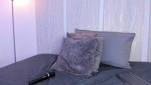 EmmaCollemann online show from February 13, 2025, 6:26 pm