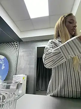 LovingBlondie online show from January 15, 2026, 3:54 am