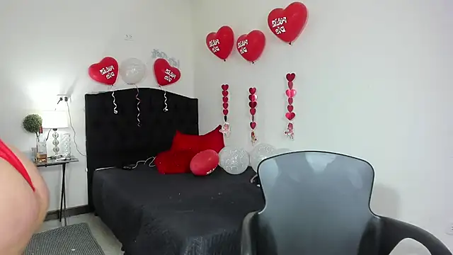Snapshot of RedQueenMilf chatting on February 14, 2025, 10:04 pm RedQueenMilf online show from February 14, 2025, 10:04 pm