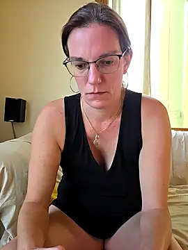 SpiceLea online show from September 17, 2025, 4:20 pm