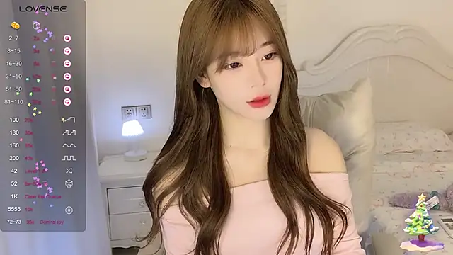 Snapshot of Yuuuuuly chatting on February 28, 2025, 4:20 pm Yuuuuuly online show from February 28, 2025, 4:20 pm