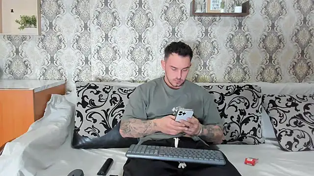 Snapshot of Jonmusclemaster chatting on February 5, 2025, 8:25 pm Jonmusclemaster online show from February 5, 2025, 8:25 pm