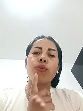 Snapshot of _andrea30 chatting on February 13, 2026, 11:21 am andrea30 online show from February 13, 2026, 11:21 am