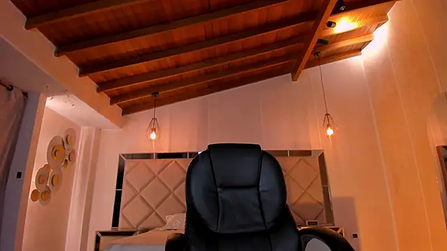 Snapshot of MarianneLane chatting on January 14, 2025, 12:11 am MarianneLane online show from January 14, 2025, 12:11 am