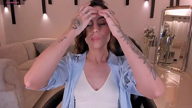 Snapshot of MarianneLane chatting on February 4, 2025, 10:13 pm MarianneLane online show from February 4, 2025, 10:13 pm