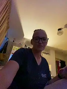 KikiDenhaag online show from July 5, 2026, 3:11 am