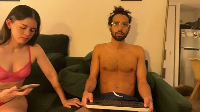 Redfloweer1 online show from April 16, 2026, 2:12 am