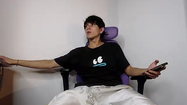 Snapshot of alex_connorr chatting on December 18, 2025, 11:30 pm alex connorr online show from December 18, 2025, 11:30 pm