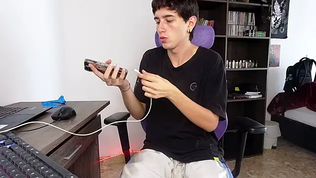 Snapshot of alex_connorr chatting on September 27, 2025, 4:02 pm alex connorr online show from September 27, 2025, 4:02 pm