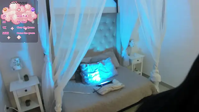 Hanna  Becker  online show from October 19, 2025, 3:31 am