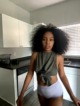 juicyyy323 online show from September 19, 2025, 8:24 pm