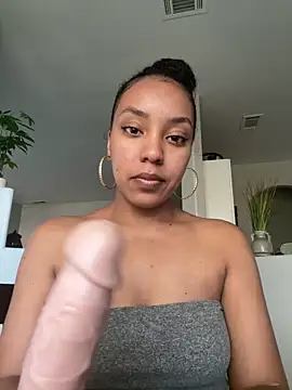 juicyyy323 online show from October 7, 2025, 10:44 pm