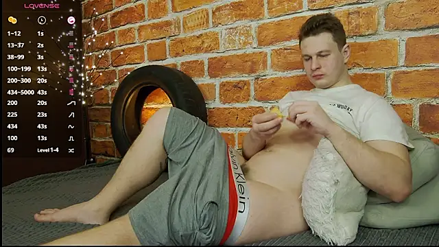 Snapshot of charlie_smiley chatting on February 18, 2026, 2:20 am charlie smiley online show from February 18, 2026, 2:20 am