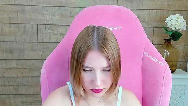 LiliLinn online show from September 22, 2025, 5:02 am