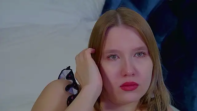 LiliLinn online show from October 28, 2025, 4:24 am