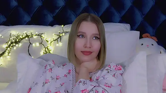 LiliLinn online show from March 19, 2025, 2:46 pm