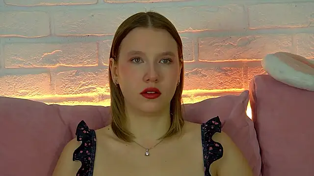 LiliLinn online show from November 13, 2025, 5:33 am