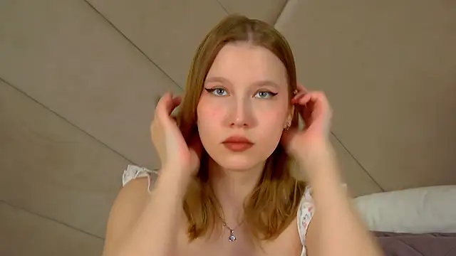 Snapshot of LiliLinn chatting on June 19, 2026, 4:40 am LiliLinn online show from June 19, 2026, 4:40 am