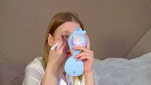 LiliLinn online show from April 11, 2026, 7:45 am