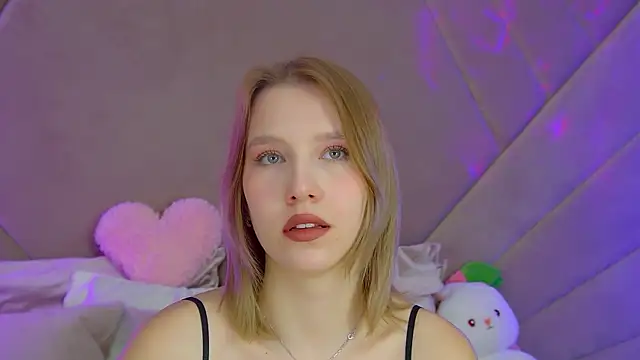 LiliLinn online show from October 6, 2025, 5:52 am