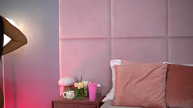 Snapshot of AlmaLuv chatting on September 16, 2025, 3:40 am AlmaLuv online show from September 16, 2025, 3:40 am