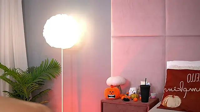 Snapshot of AlmaLuv chatting on October 27, 2025, 4:57 am AlmaLuv online show from October 27, 2025, 4:57 am