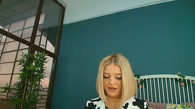 Snapshot of AlicePirs chatting on November 3, 2025, 5:12 am AlicePirs online show from November 3, 2025, 5:12 am