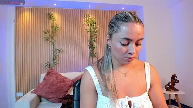 Snapshot of Alessia_Taylorr chatting on December 15, 2025, 12:33 pm Alessia Taylorr online show from December 15, 2025, 12:33 pm