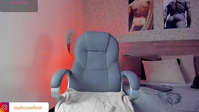 Snapshot of noah_crux chatting on October 18, 2025, 11:56 am noah crux online show from October 18, 2025, 11:56 am