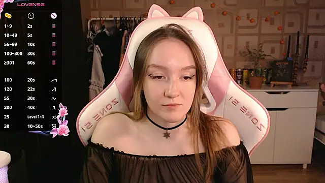 Snapshot of MoonlishSiren chatting on December 6, 2024, 9:18 pm MoonlishSiren online show from December 6, 2024, 9:18 pm