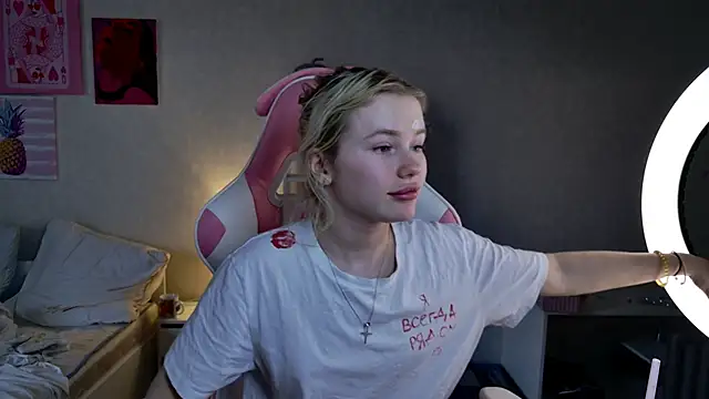 Snapshot of LexieLoree chatting on February 9, 2025, 10:42 am LexieLoree online show from February 9, 2025, 10:42 am