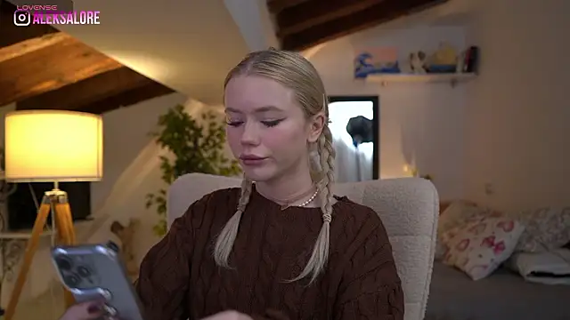 Snapshot of LexieLoree chatting on January 18, 2026, 4:05 am LexieLoree online show from January 18, 2026, 4:05 am