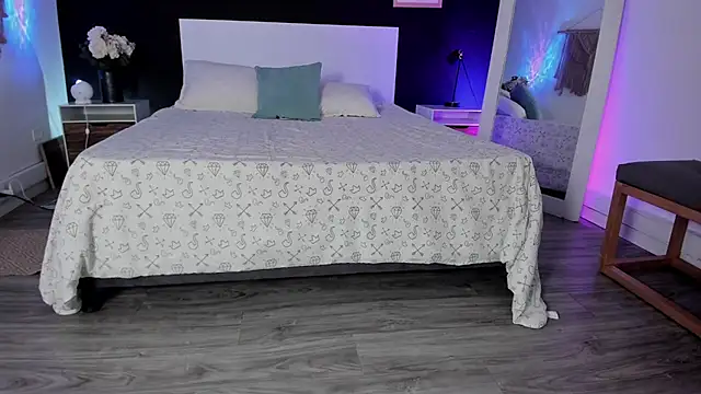 Snapshot of VioletPaket chatting on February 12, 2026, 11:32 am VioletPaket online show from February 12, 2026, 11:32 am