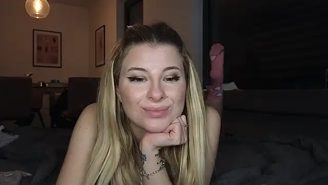 Snapshot of Mia-Minou chatting on February 19, 2025, 11:04 pm Mia-Minou online show from February 19, 2025, 11:04 pm