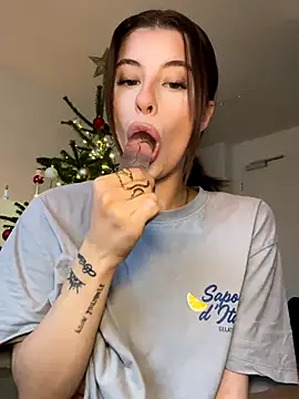 Mia-Minou online show from December 2, 2025, 9:33 am