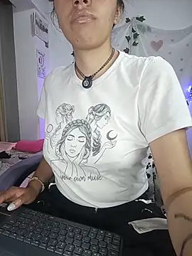 Snapshot of sophie_north chatting on May 30, 2026, 12:17 am sophie north online show from May 30, 2026, 12:17 am