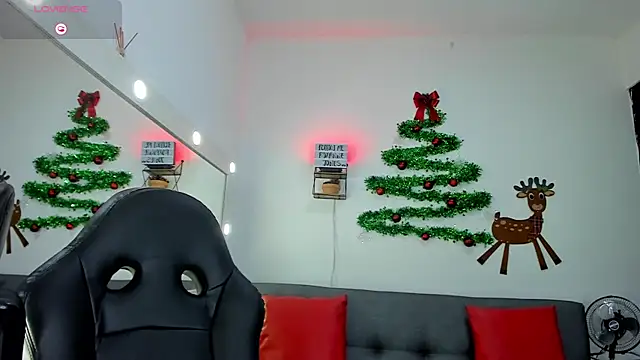 roxanne jones1 online show from December 1, 2025, 9:37 pm