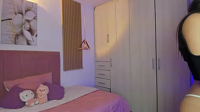 mia nevaeh online show from October 14, 2025, 9:04 pm