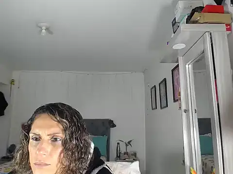 Snapshot of Corina_hot chatting on October 16, 2025, 10:40 pm Corina hot online show from October 16, 2025, 10:40 pm