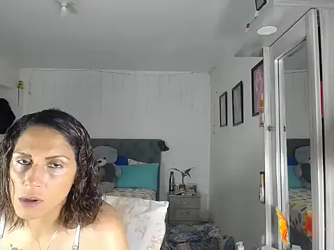 Snapshot of Corina_hot chatting on October 15, 2025, 8:17 pm Corina hot online show from October 15, 2025, 8:17 pm