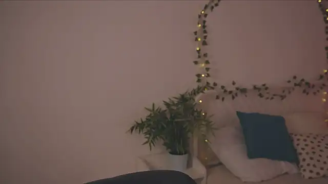 Freckle Diyana online show from October 12, 2025, 10:11 pm