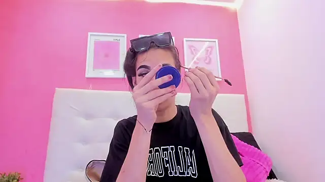 Mia thompson 19 online show from November 25, 2025, 5:46 pm